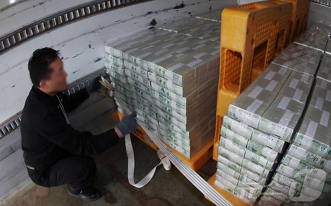 설날을 앞둔 11일 서울 중구 한국은행 본점에서 현금 운송 관계자들이 시중은행에 공급될 설 자금 방출 작업을 하고 있다. 2026.2.11 ⓒ 뉴스1 사진공동취재단