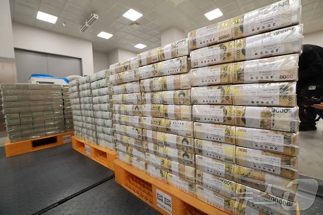 민족 대명절 설을 앞둔 11일 서울 중구 한국은행 본점에서 직원들이 시중은행으로 공급될 설 자금 방출 작업을 하고 있다. 2026.2.11 ⓒ 뉴스1 사진공동취재단