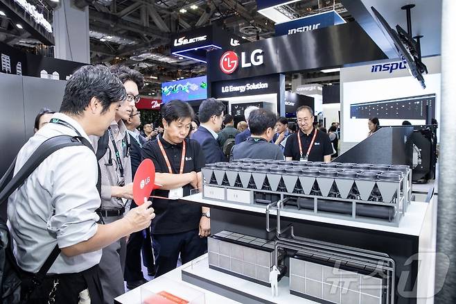 관람객들이 평택 칠러공장 내 마련된 ‘AI 데이터센터 전용 테스트베드’ 축소 모형을 살펴보고 있는 모습. (LG전자 제공. 재판매 및 DB 금지)