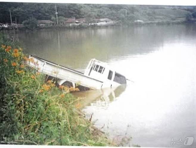 지난 2003년 전남 진도군 명금저수지(현재 송정저수지)에서 발생한 사고 현장의 모습. 2026.1.19 ⓒ 뉴스1 최성국 기자