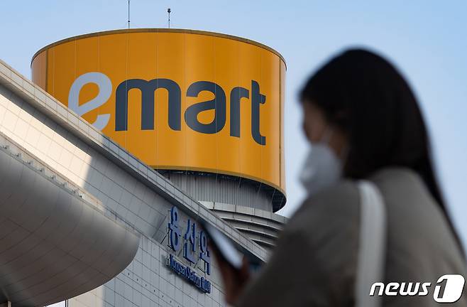 서울 이마트 용산점 외벽에 설치된 로고. ⓒ 뉴스1