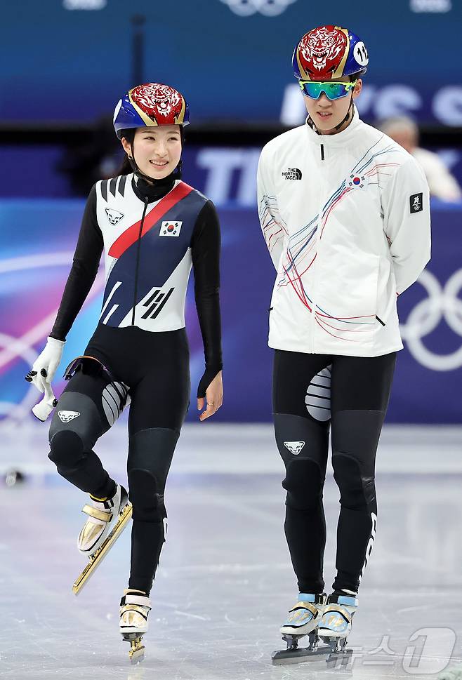 쇼트트랙 대표팀 김길리가 11일(현지시간) 이탈리아 밀라노 아이스 스케이팅 아레나에서 공식 훈련 중 이준서와 미소를 지으며 대화를 나누고 있다. 2026.2.11 ⓒ 뉴스1 김진환 기자