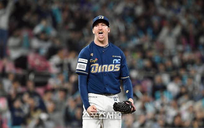 NC 페디가 30일 수원 KT위즈파크에서 열린 2023 KBO리그 KT 위즈와 플레이오프 1차전 5회말 2사 1-2루 상황에서 KT 김상수를 삼진으로 잡아낸 뒤 포효하고 있다. 수원 | 박진업 기자 upandup@sportsseoul.com