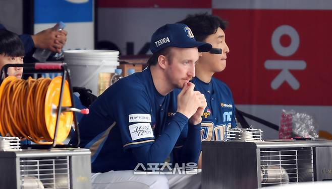 NC 페디가 5일 수원KT위즈파크에서 열린 2023 KBO리그 KT와 플레이오프 5차전에서 유니폼을 입고 경기를 지켜보고 있다. 사진 | 스포츠서울DB