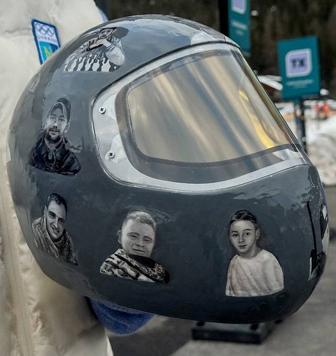 러시아-우크라이나 전쟁으로 사망한 우크라이나 스포츠 선수들의 얼굴이 새겨진 헬멧. 사진 | 로이터연합뉴스