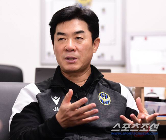 인천 유나이티드FC 윤정환 감독이 본지와 인터뷰에서 우승 소감을 밝히고 있다. 인천=송정헌 기자songs@sportschosun.com/2025.11.05/