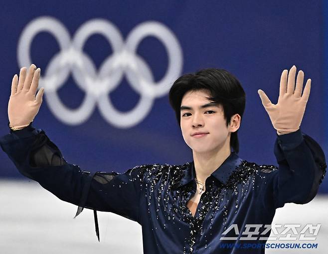 10일 이탈리아 밀라노 아이스스케이팅 아레나에서 피겨스케이팅 남자 싱글 쇼트프로그램 경기가 열렸다. 연기를 마치고 인사를 하고 있는 차준환. 밀라노(이탈리아)=송정헌 기자songs@sportschosun.com/2026.02.10/