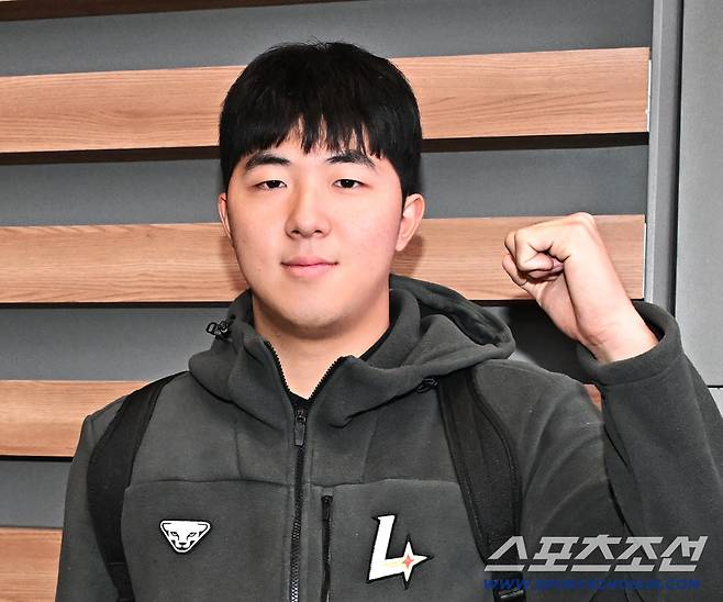 23일 SSG 랜더스 선수단이 인천공항 제2터미널을 통해 전지훈련을 위해 출국했다. 포즈를 취하고 있는 SSG 김민준. 인천공항=송정헌 기자songs@sportschosun.com/2026.01.23/