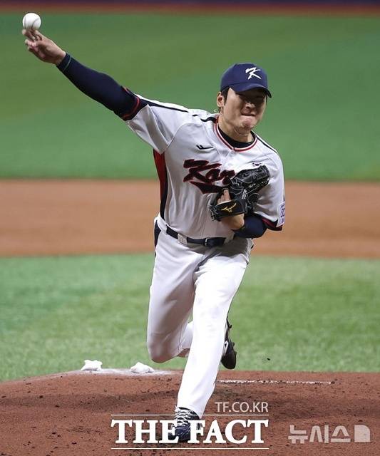 곽빈은 문동주가 어깨 부상으로 빠진 한국 대표팀 마운드에서 가장 강력한 공을 던진다. 8강 진출의 고비가 될 대만전 선발이 유력하다. /뉴시스