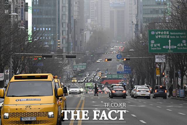 서울과 수도권의 초미세먼지가 '나쁨'을 기록한 11일 오전 서울 서초구 서초중앙로가 흐릿하게 보이고 있다. /송호영 기자