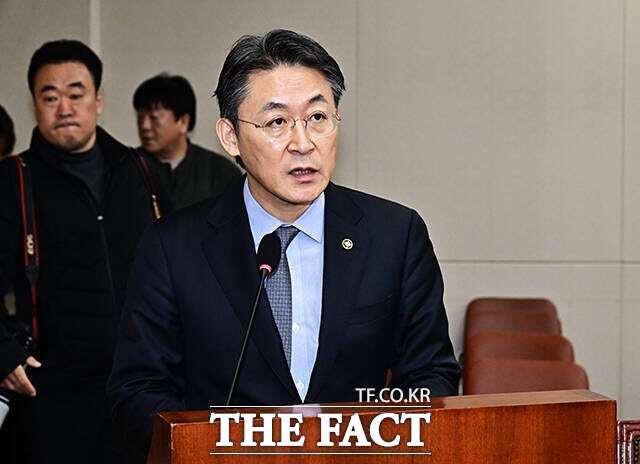 권대영(사진) 금융위원회 부위원장이 11일 국회 정무위원회에서 빗썸 사태와 거래소 지분 제한 정책의 인과관계를 부인하며 "이용자 보호와 책임성 강화 차원에서 추진돼 온 사안"이라고 설명하고 있다. /국회=배정한 기자