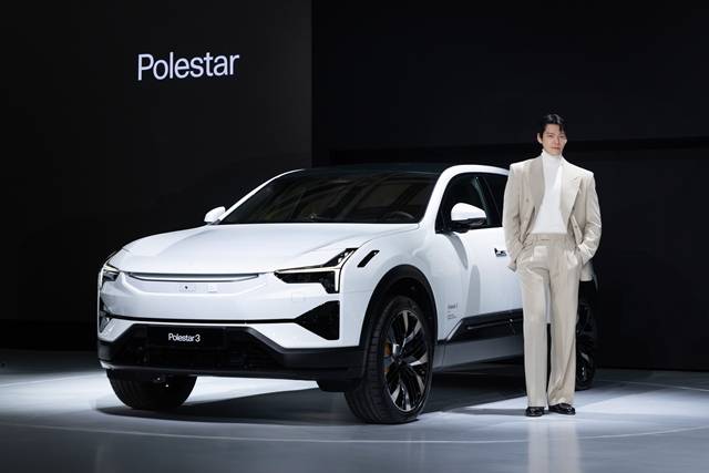 11일 열린 '2026 폴스타 미디어 데이'에서 김우빈 폴스타코리아 브랜드 앰배서더가 폴스타3와 기념촬영을 하고 있다. /폴스타코리아