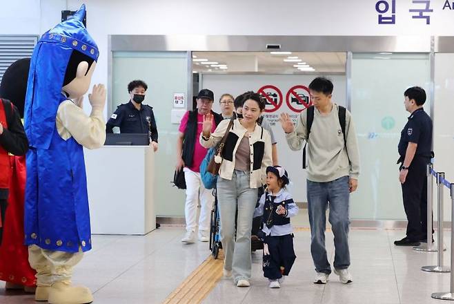 중국인 단체관광객 무비자 입국 첫날, 인천 연수구 인천항 국제크루즈터미널에 중국인 단체 크루즈관광객들이 입국하고 있다. 연합뉴스