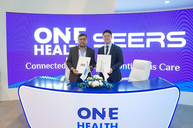 이영신 씨어스테크놀로지 대표(왼쪽)와 퓨어헬스 최고디지털책임자이자 디지털 헬스케어 자회사 원헬스 CEO를 겸하고 있는 애드난 안줌(Adnan Anjum)이 ‘WHX Dubai 2026’ 원 헬스 부스에서 MOU 체결식 후 기념 촬영을 하고 있다. 씨어스테크놀로지