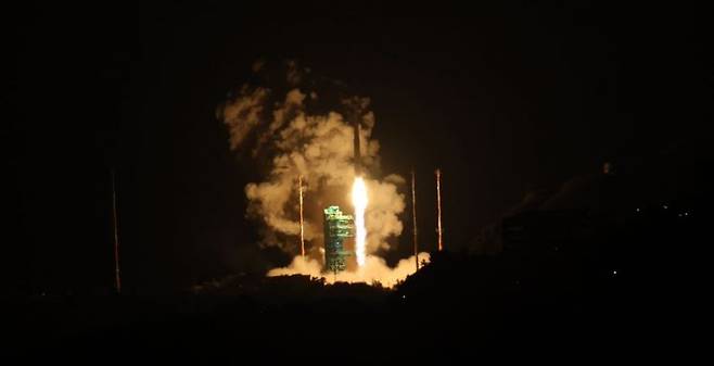 한국형발사체 누리호 4호기가 지난해 11월 27일 새벽 전남 고흥군 나로우주센터에서 발사되고 있다. 연합뉴스 제공