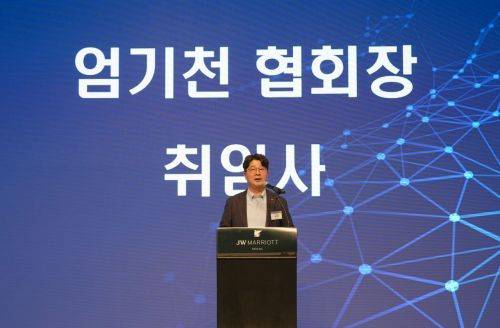 엄기천 한국배터리산업협회 신임 협회장(포스코퓨처엠 대표)이 11일 JW메리어트호텔에서 열린 총회에서 취임사를 하고 있다. 한국배터리산업협회