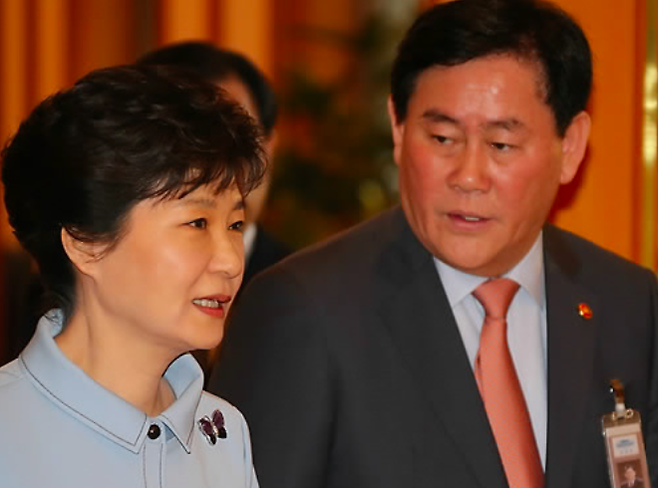 박근혜 전 대통령(왼쪽)과 최경환 전 경제부총리. 연합뉴스