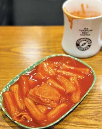 컴포즈커피 한 매장의 떡볶이 출시 홍보 사진. /컴포즈커피