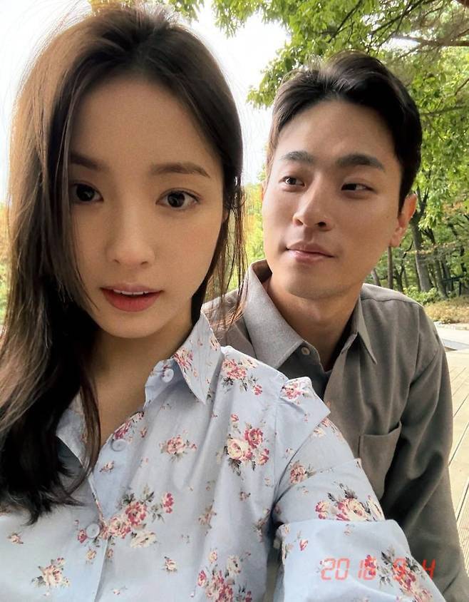 영화 '휴민트'에서 호흡을 맞춘 배우 신세경과 박정민. /인스타그램