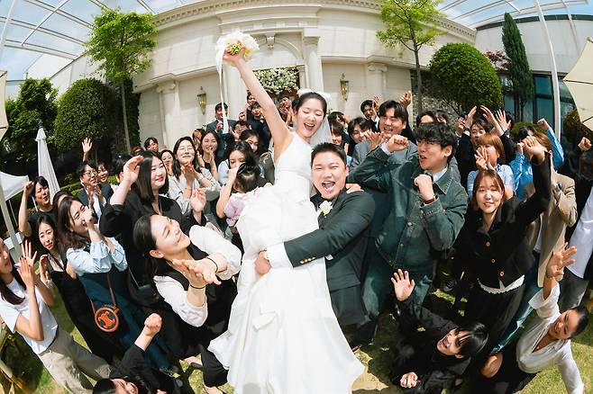 하이앵글·어안렌즈·스트로보로 기존 원판 사진의 문법을 깼다. 엄숙함 대신 즐기는 사람들의 표정이 눈에 띈다. / 메크투