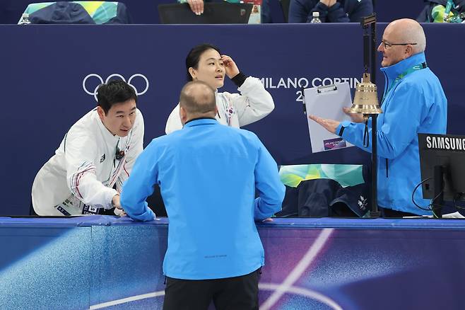 10일 2026 밀라노ㆍ코르티나담페초 동계올림픽 쇼트트랙 혼성계주 준결승에서 김길리가 미국팀과 충돌해 넘어지자 경기가 끝난 뒤 한국 코치들이 심판진과 대화를 나누고 있다./연합뉴스