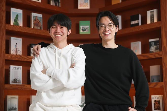 지난 5일 서울 강남구의 한 스튜디오에서 신재민(오른쪽) 트릴리온랩스 대표와 김영무 카카오벤처스 심사역이 어깨를 나란히 하며 웃고 있다. 트릴리온랩스는 자원 효율을 극대화한 독창적인 인공지능(AI) 파운데이션 모델을 개발하고 있고, 카카오벤처스는 이 기술력을 높이 사 초기 투자를 결정했다. /장경식 기자