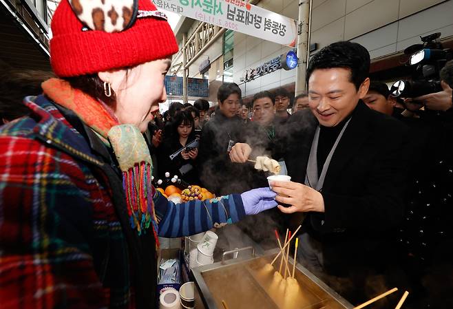 11일 오전 국민의힘 장동혁 대표가 대구 중구 서문시장을 방문해 상인들과 인사를 나누고 있다./김동환 기자