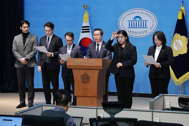 더불어민주당 정치검찰조작기소대응특별위원회 부위원장인 이건태 의원과 위원장인 한준호 의원(왼쪽)이 5일 국회 소통관에서 검찰이 위례 신도시 개발 비리 의혹 사건 항소를 포기한 것을 계기로 '정치보복성 조작기소'에 대한 사과와 공소취소를 촉구하고 있다. /연합뉴스