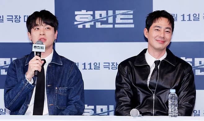 배우 박정민(왼쪽), 조인성이 4일 오후 서울 용산구 CGV 용산아이파크몰에서 열린 영화 '휴민트'(감독 류승완) 언론시사회에서 취재진의 질문에 답하고 있다. /뉴시스