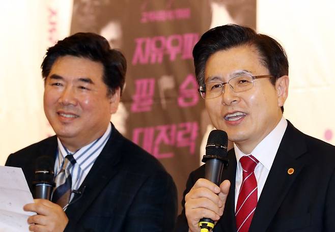 고성국 유튜버(사진 왼쪽)가 2020년 총선 참패 직전해인 2019년에 자신의 경기고 동기인 황교안 현 자유와혁신 대표와 함께 있다. ⓒ뉴시스