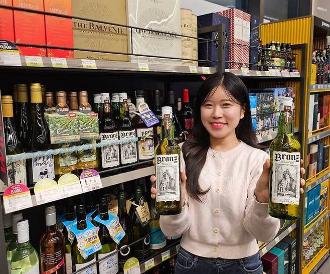 모델이 CU에서 출시한 '브란즈 피티드 위스키'를 선보이고 있다.ⓒCU