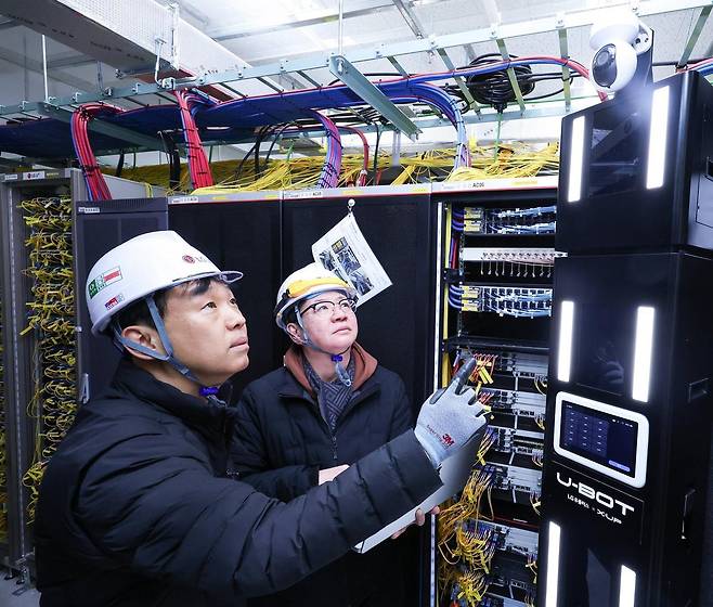 10일 LG유플러스 직원이 통신 설비를 관리하는 인공지능(AI) 로봇 ‘유봇’을 살펴보고 있다. LG유플러스 제공