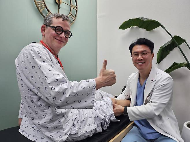 독일에서 관절연골 복원술과 휜다리 교정술을 받기 위해 강남제이에스병원은 찾은 안셀름 무겔레(54, 왼쪽) 씨와 김나민 병원장. 강남제이에스병원 제공