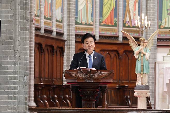 정동영 통일부 장관이 10일 오후 서울 명동대성당에서 봉헌된 제1500회 ‘민족의 화해와 일치를 위한 미사’에서 축사를 하고 있다. 천주교 서울대교구 제공