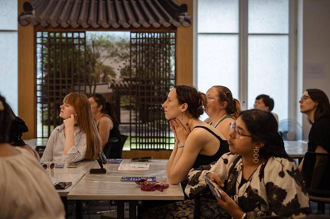 프랑스 파리의 한국어 교육기관 세종학당에서 지난해 프랑스인들이 입문 수업을 받고 있다. 10일(현지 시간) 현재 방학 중인 세종학당은 신규 수강생을 모집 중인데, BTS 컴백 여파로 아리랑 등 한국 전통문화 관련 수업을 늘리는 방안을 추진하고 있다. 프랑스 거점 세종학당 제공