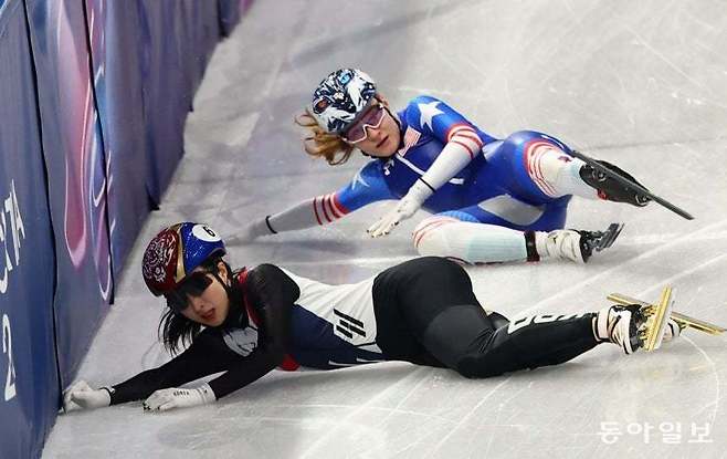김길리가 10일(현지 시각) 이탈리아 밀라노 아이스스케이팅 아레나에서 열린 올림픽 쇼트트랙 혼성 계주 준결선에서 미국 선수에 걸려 넘어지고 있다. 밀라노=전영한 기자 scoopjyh@donga.com