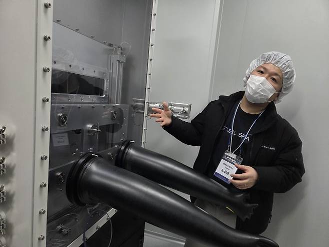 11일 경기 의왕시에서 열린 '플렉셀스페이스 시범제조시설 준공식'에서 노신영 플렉셀스페이스 기술이사(CTO)가 태양전지 생산시설에 대해 설명하고 있다. 이병구 기자 2bottle9@donga.com