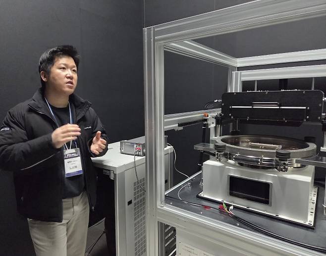 노신영 플렉셀스페이스 기술이사(CTO)가 태양전지 검사 장비를 소개하고 있다. 이병구 기자 2bottle9@donga.com