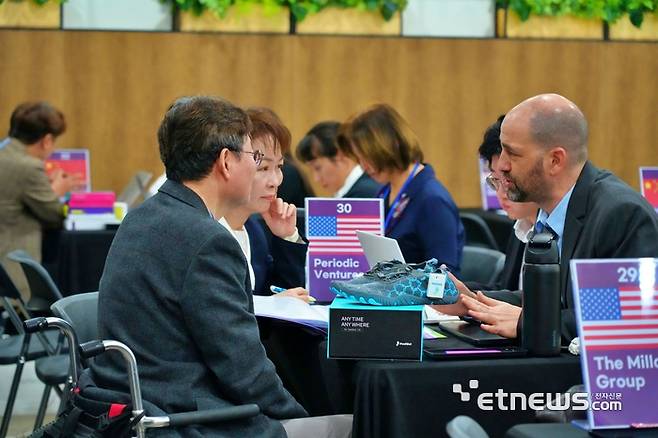 2025년 10월 성남글로벌융합센터에서 열린 '2025 성남 국제 바이오헬스케어 컨벤션(SBIC 2025)' 에서 수출상담이 이뤄지고 있는 모습.