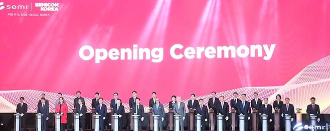 국내외 반도체 재료 및 장비 업체들이 참여하는 전시회인 세미콘 코리아 2026이 11일 서울 삼성동 코엑스에서 열렸다. 개막식이 진행되고 있다. 박지호기자 jihopress@etnews.com