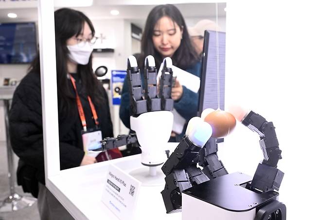 국내외 반도체 재료 및 장비 업체들이 참여하는 전시회인 세미콘 코리아 2026이 11일 서울 삼성동 코엑스에서 열렸다. 원익 부스에서 관람객이 원익로보틱스의 고감도 센서 기반 정밀 파지 시연을 보고 있다.  박지호기자 jihopress@etnews.com