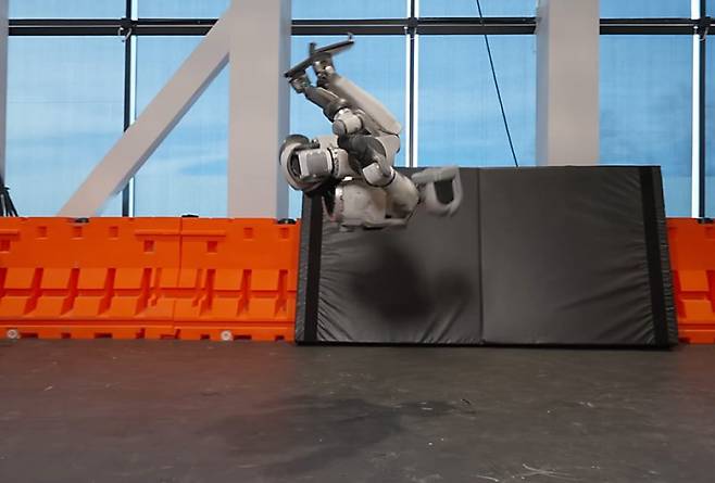 현대차그룹 로봇전문 계열사 보스턴다이나믹스는 지난 7일(현지시각) 휴머노이드 로봇 아틀라스가 옆돌기와 백 텀블링을 연속으로 시연하는 영상을 자사 유튜브 채널에 공개했다. 뉴시스.