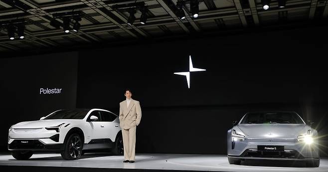 11일 서울 용산구 그랜드하얏트에서 열린 전기차 브랜드 폴스타 2026 미디어 데이 행사에서 브랜드 홍보대사인 배우 김우빈이 새로 공개된 럭셔리 전기차 SUV '폴스타3' (왼쪽)과 럭셔리 전기차 세단 '폴스타5'와 함께 포즈를 취하고 있다. 연합뉴스