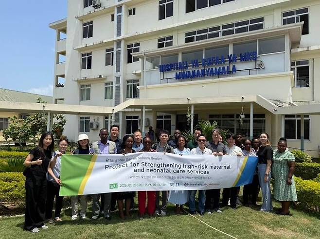 경희대의료원 관계자들이 탄자니아에서 모자보건 개선사업 용역 수행기관 선정을 기념하며 단체사진을 찍고 있다. 경희대의료원 제공