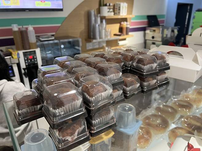 지난 10일 서울 종로구의 한 카페에 두쫀쿠 재고가 쌓여있다. 사진=박경호 기자