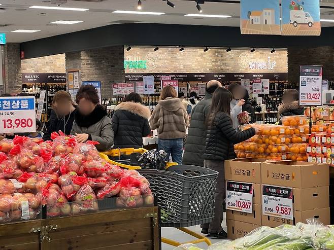 지난10일 서울 이마트 영등포점 과일코너에서 고객들이 상품을 고르고 있다. 사진=김현지 기자