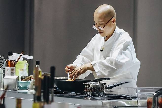 넷플릭스 예능 ‘흑백요리사: 요리 계급 전쟁’에 출연해 음식을 만들고 있는 선재스님. 넷플릭스 제공