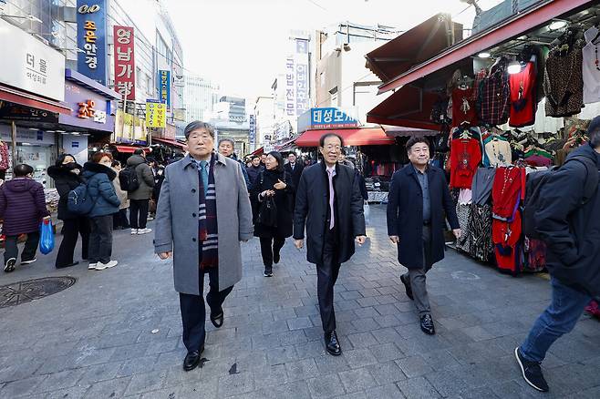 이석연 국민통합위원회 위원장이 9일 서울 중구 남대문시장을 방문, 시장을 둘러보고 있다. 국민통합위원회 제공
