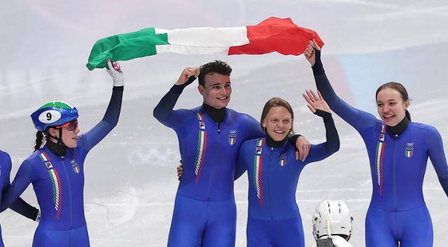아리안나 폰타나(오른쪽 두 번째)가 10일 이탈리아 밀라노 아이스 스케이팅 아레나에서 열린 2026 밀라노·코르티나담페초 동계올림픽 쇼트트랙 혼성 2,000m 계주 결승에서 금메달을 확정되자 동료들과 기뻐하고 있다. 밀라노=뉴스1