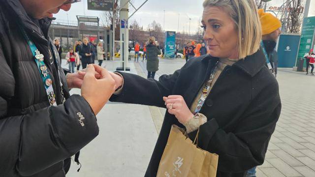 10일 이탈리아 밀라노 스피드 스케이팅 스타디움에서 만난 줄리아(오른쪽)가 한국 기자의 핀을 보고 교환을 요청하고 있다. 밀라노=김진주 기자